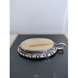 Stort ovalt veddh�ng med ben/horn