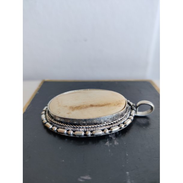 Stort ovalt veddh�ng med ben/horn