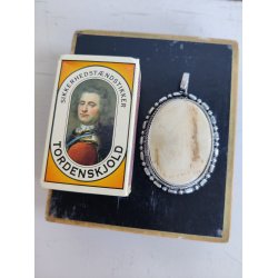 Stort ovalt veddh�ng med ben/horn