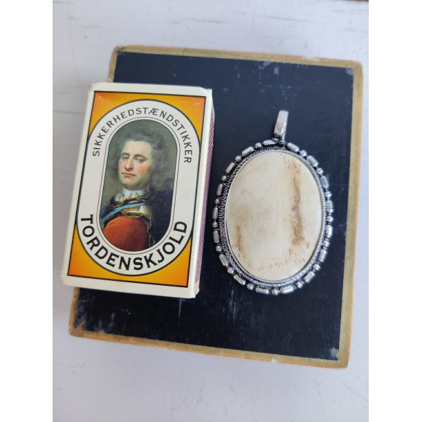 Stort ovalt veddh�ng med ben/horn