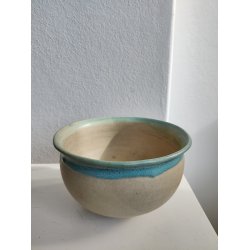 Smuk stent�jssk�l med turkis glaseret kant, signeret HS