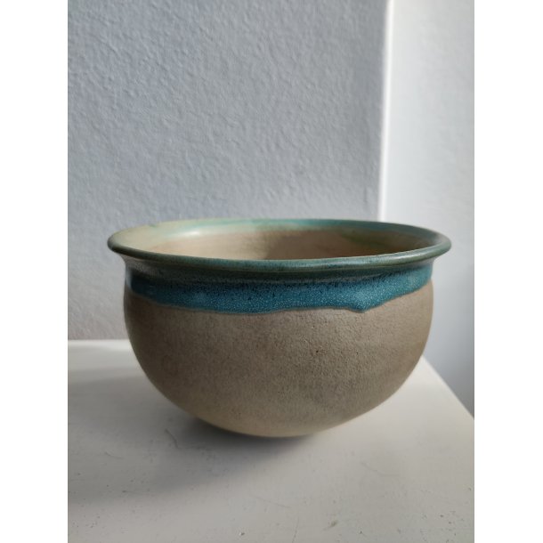 Smuk stent�jssk�l med turkis glaseret kant, signeret HS