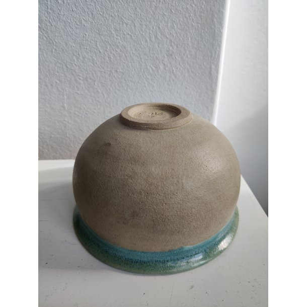 Smuk stent�jssk�l med turkis glaseret kant, signeret HS