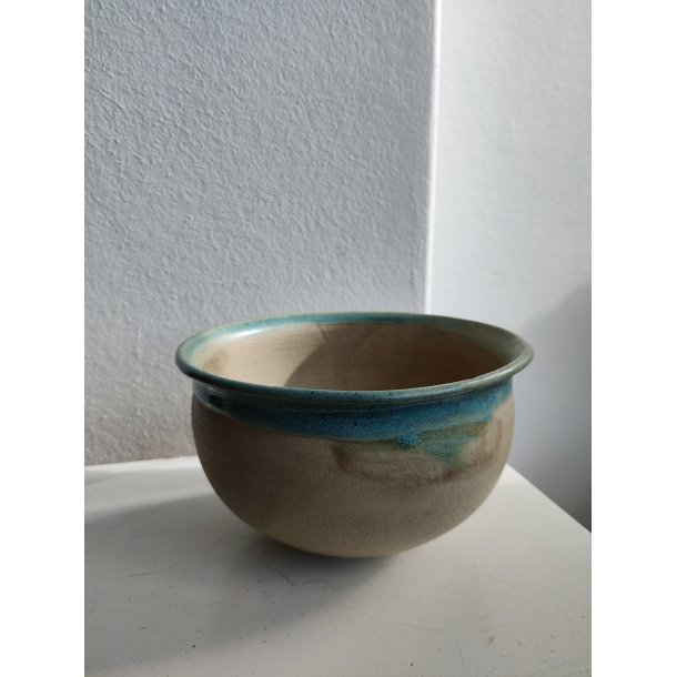 Smuk stent�jssk�l med turkis glaseret kant, signeret HS