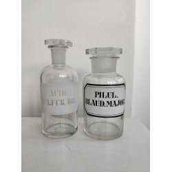 To antikke apotekerflasker