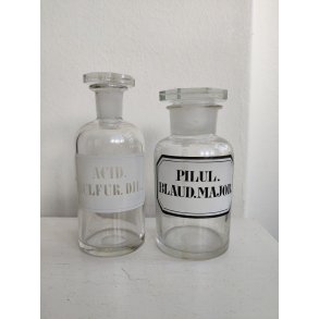 To antikke apotekerflasker