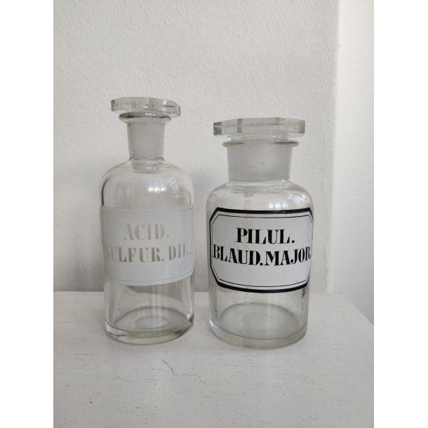 To antikke apotekerflasker