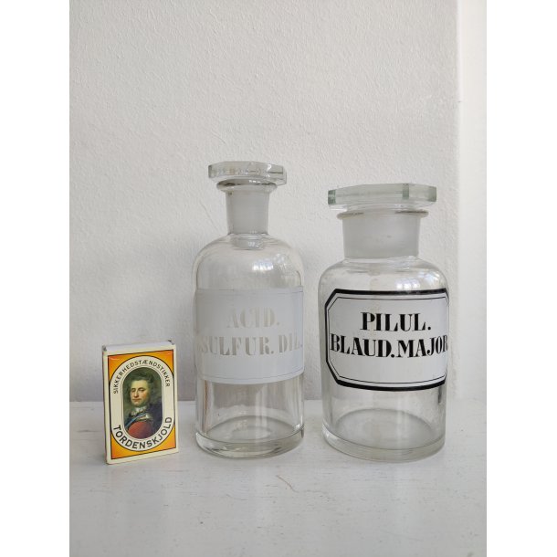 To antikke apotekerflasker
