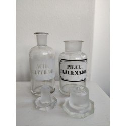 To antikke apotekerflasker