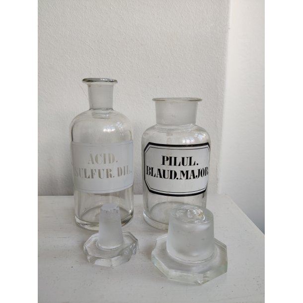 To antikke apotekerflasker