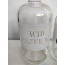 To antikke apotekerflasker