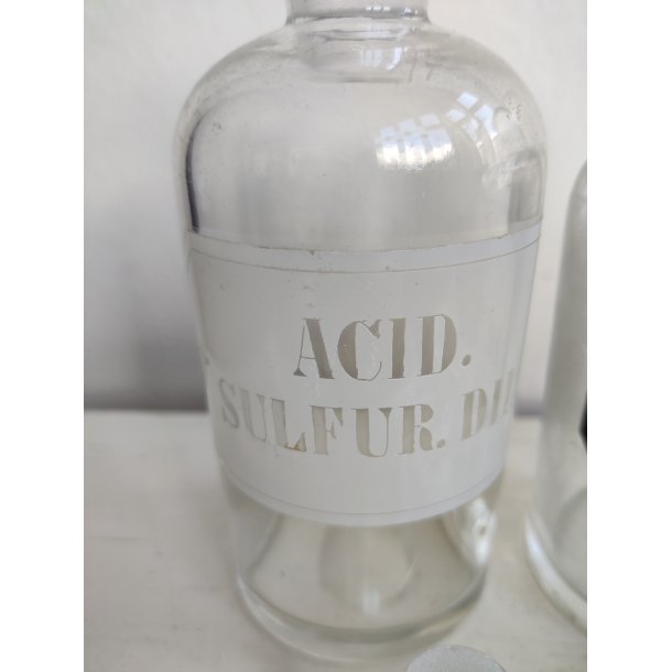 To antikke apotekerflasker