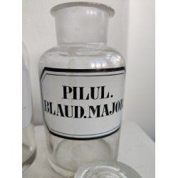 To antikke apotekerflasker