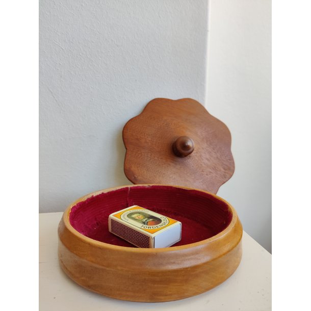 Rundt tr�skrin med r�dt fl�jl