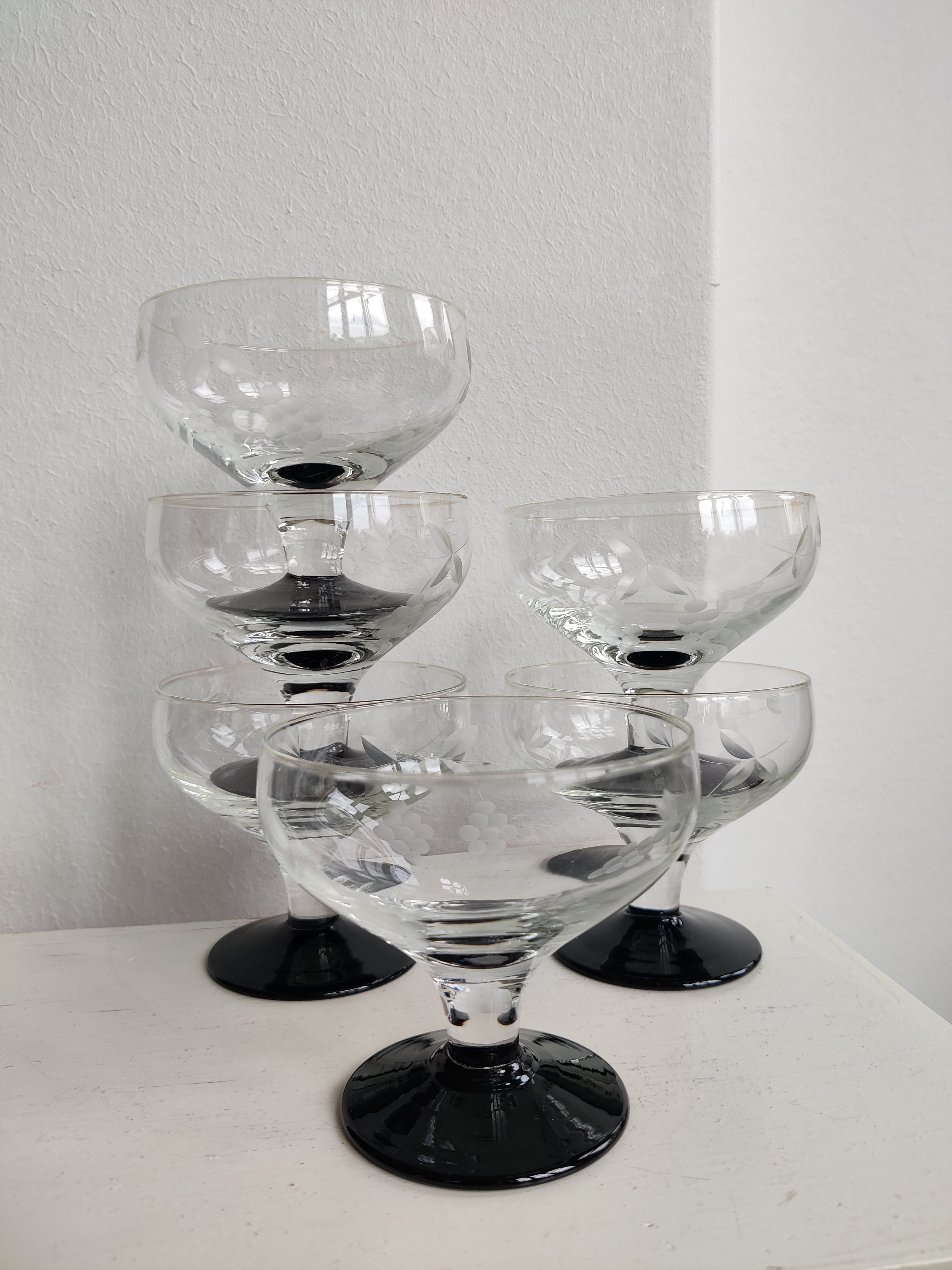 Vintage sortfods champagneskle med druer