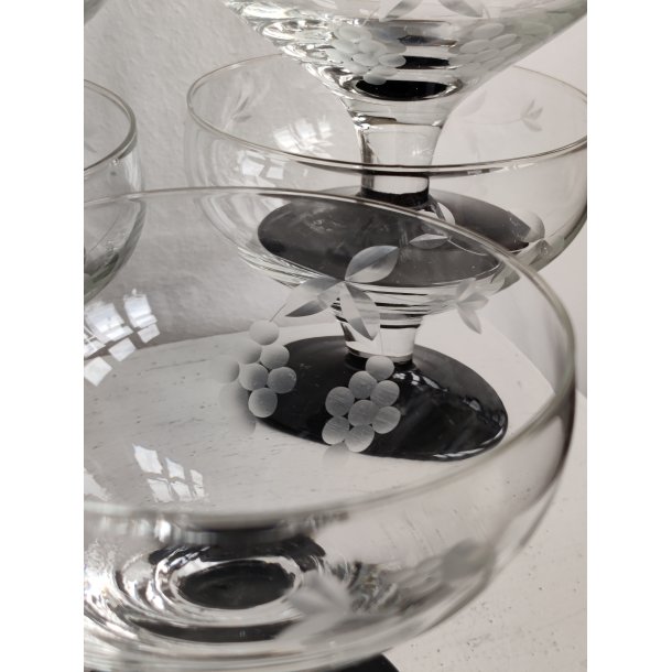 Vintage sortfods champagnesk�le med druer 5 stk