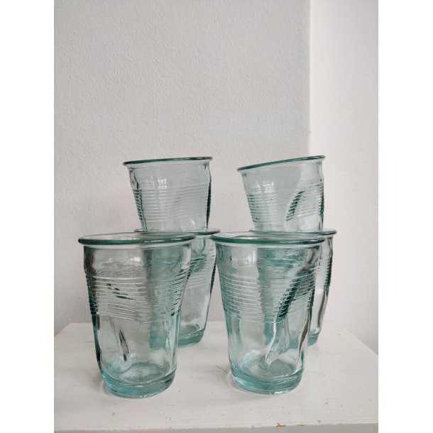 Seks vandglas formet som plastikkrus