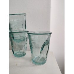 Seks vandglas formet som plastikkrus