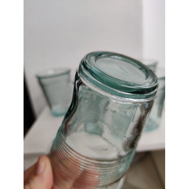 Seks vandglas formet som plastikkrus