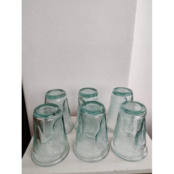 Seks vandglas formet som plastikkrus