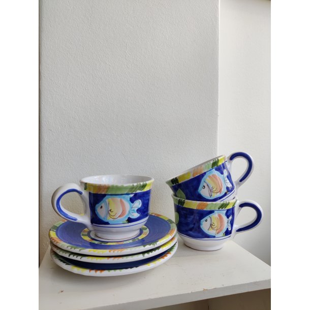 Italienske cappuccino-kopper med fisk