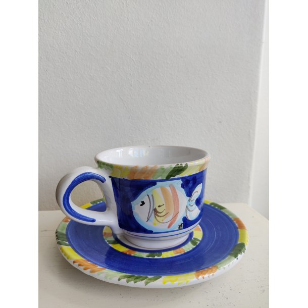 Italienske cappuccino-kopper med fisk
