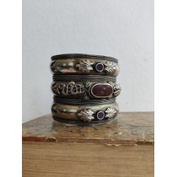 Indisk armring med r�de sten