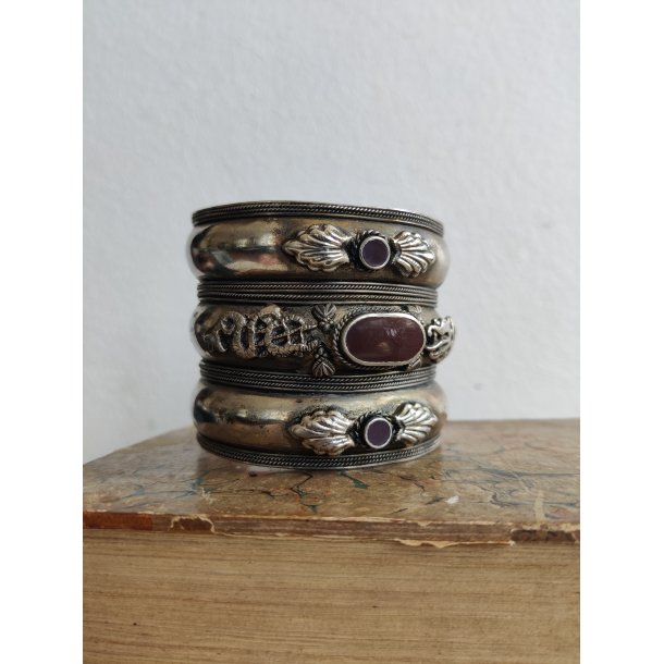 Indisk armring med r�de sten