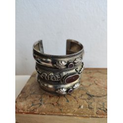 Indisk armring med r�de sten