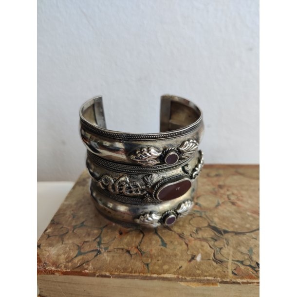 Indisk armring med r�de sten