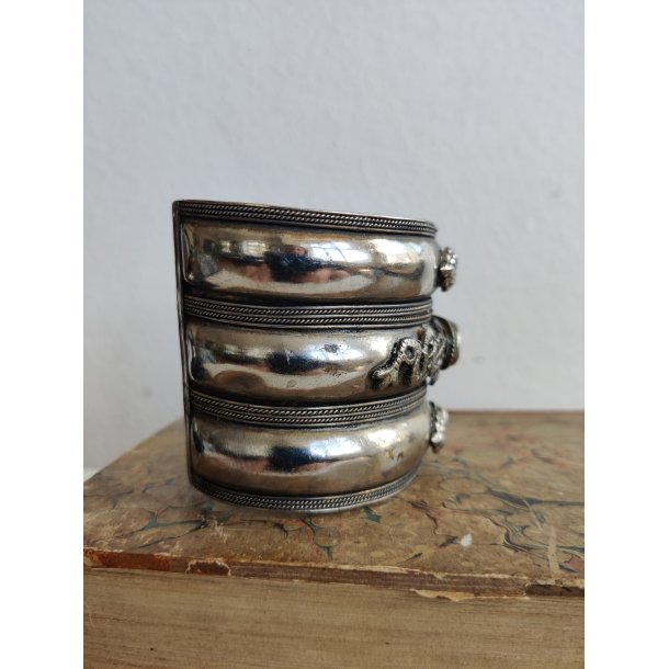 Indisk armring med r�de sten