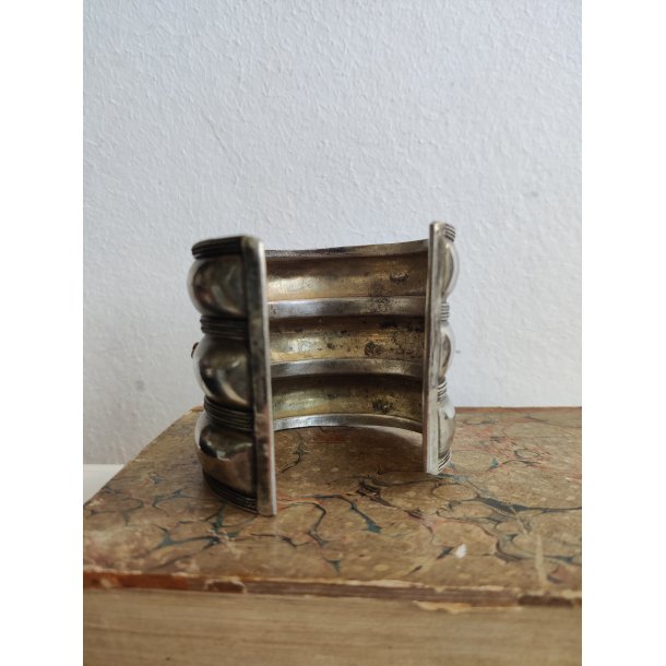 Indisk armring med r�de sten