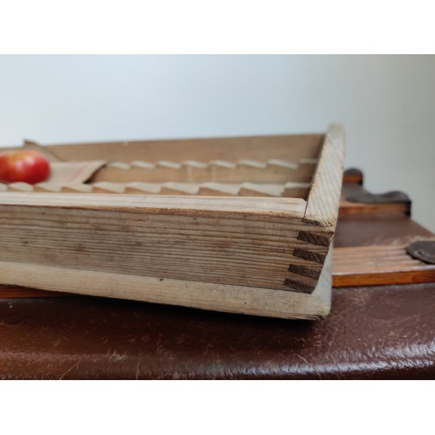 Stor dekorativ vintage tr�bakke 