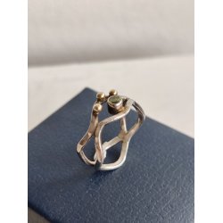 Unika s�lvring m. 14 kt guldkugler og peridot