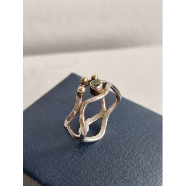 Unika s�lvring m. 14 kt guldkugler og peridot