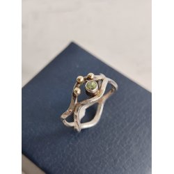 Unika s�lvring m. 14 kt guldkugler og peridot