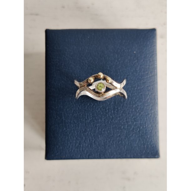 Unika s�lvring m. 14 kt guldkugler og peridot