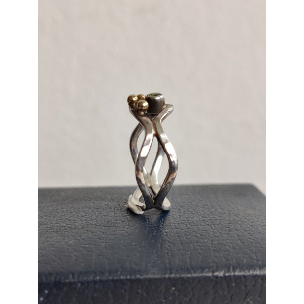 Unika s�lvring m. 14 kt guldkugler og peridot