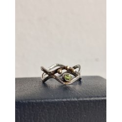 Unika s�lvring m. 14 kt guldkugler og peridot