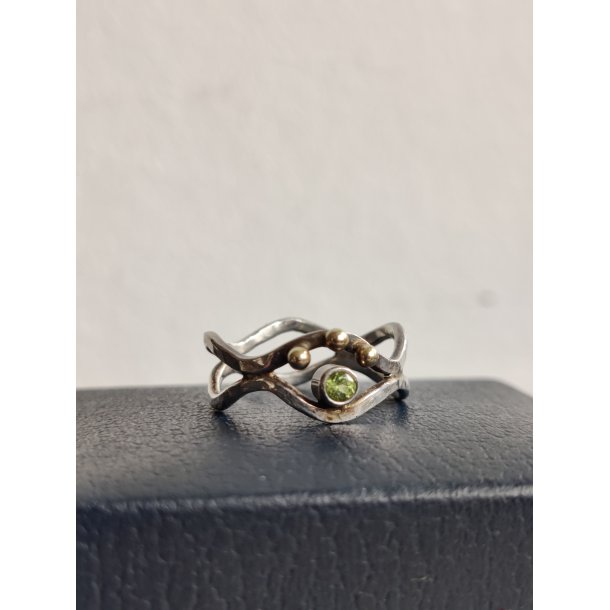 Unika s�lvring m. 14 kt guldkugler og peridot