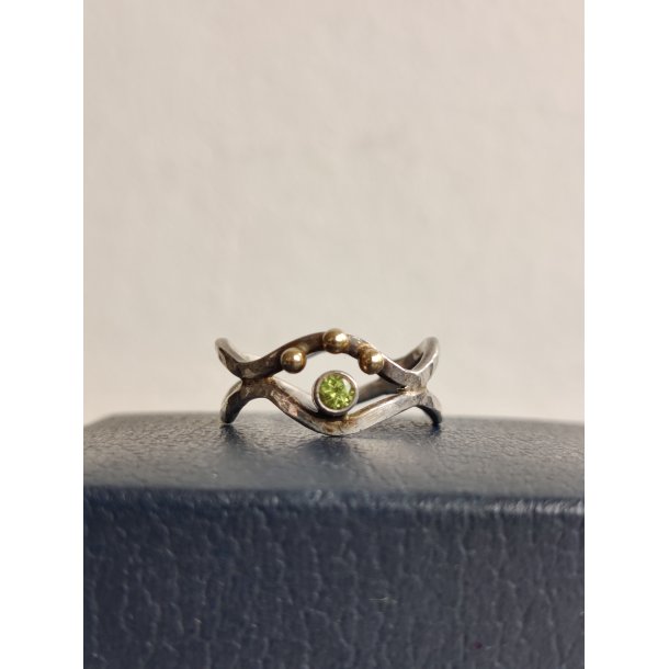 Unika s�lvring m. 14 kt guldkugler og peridot