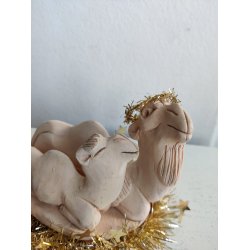 Glade kameler i keramik