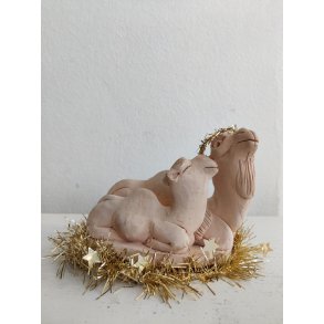 Glade kameler i keramik