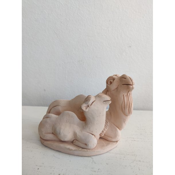 Glade kameler i keramik