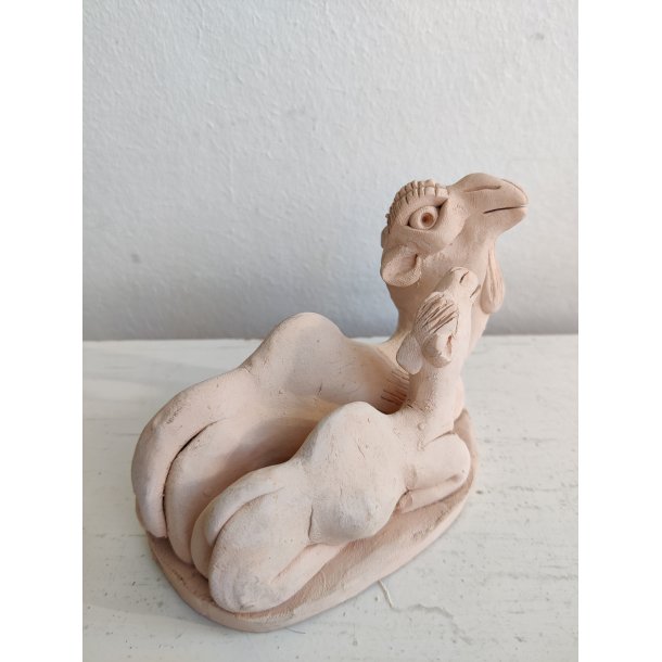 Glade kameler i keramik