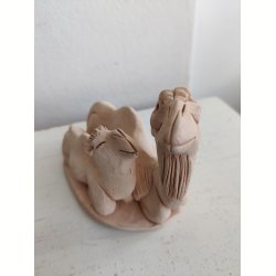 Glade kameler i keramik