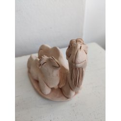 Glade kameler i keramik