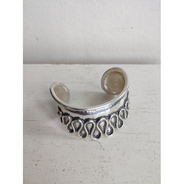 Fors�lvet h�ndlavet armring