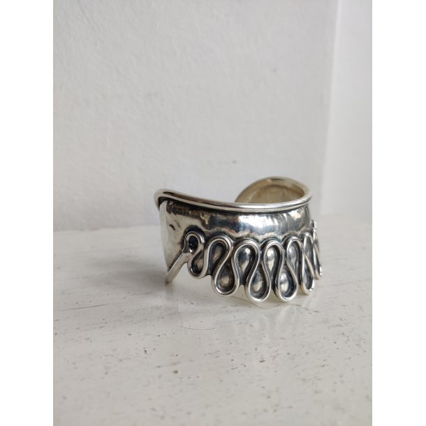 Fors�lvet h�ndlavet armring