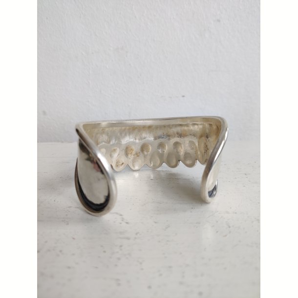 Fors�lvet h�ndlavet armring